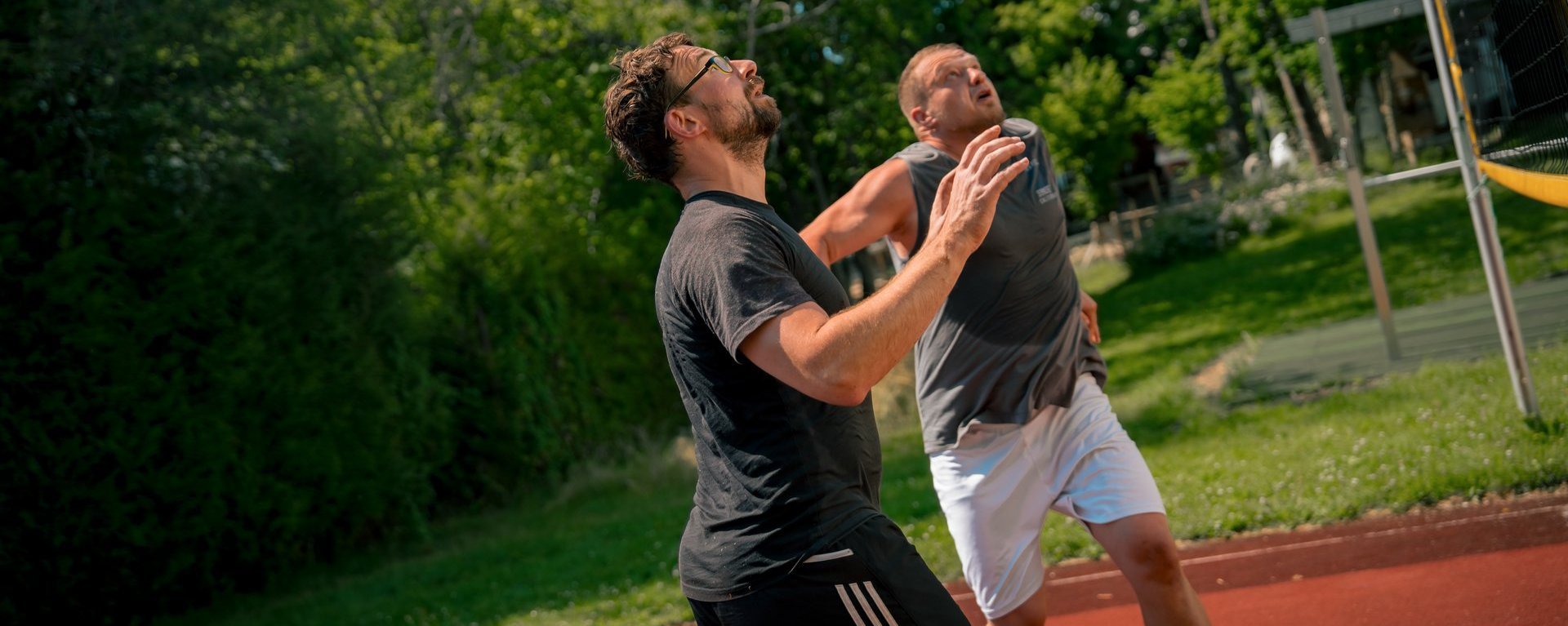 Zwei Männer spielen Volleyball.
